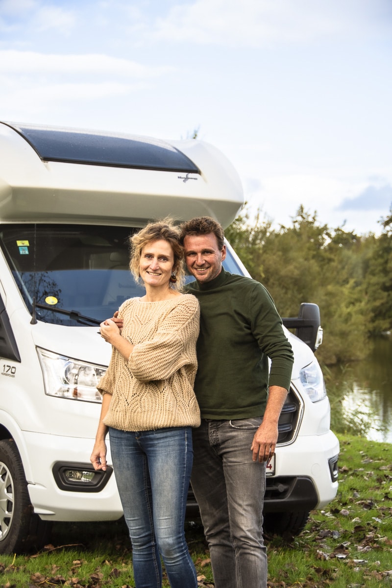 Robby en Aaike van Reislust voor hun camper – het gezicht van Reislust, gepassioneerd door vrijheid en avontuur, klaar om de wereld te verkennen.